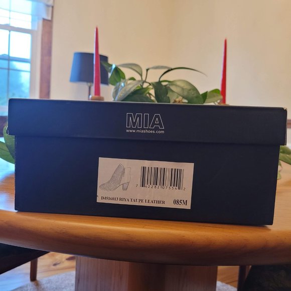 NWT Beige 8.5M Mia Riya Taupe Leather Booties - Picture 7 of 7